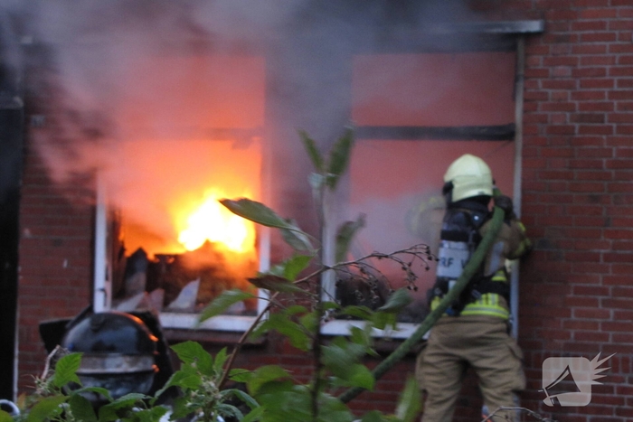 Bewoner ontsnapt via dak aan uitslaande brand