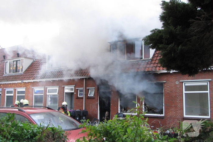 Bewoner ontsnapt via dak aan uitslaande brand