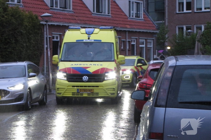Bewoner ontsnapt via dak aan uitslaande brand