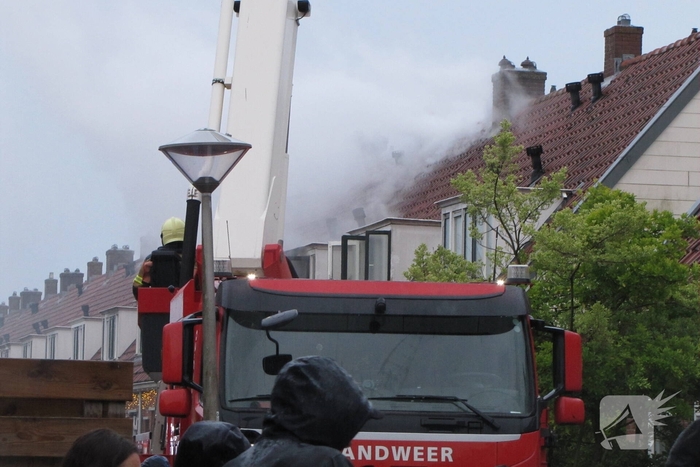 Bewoner ontsnapt via dak aan uitslaande brand