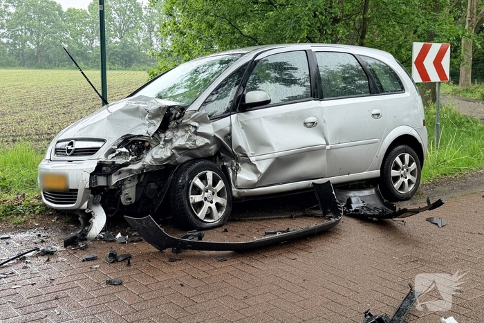 Frontale aanrijding leidt tot gewonde