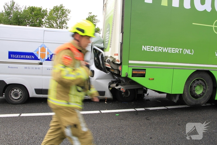 Zware aanrijding tussen bestelbus en vrachtwagen