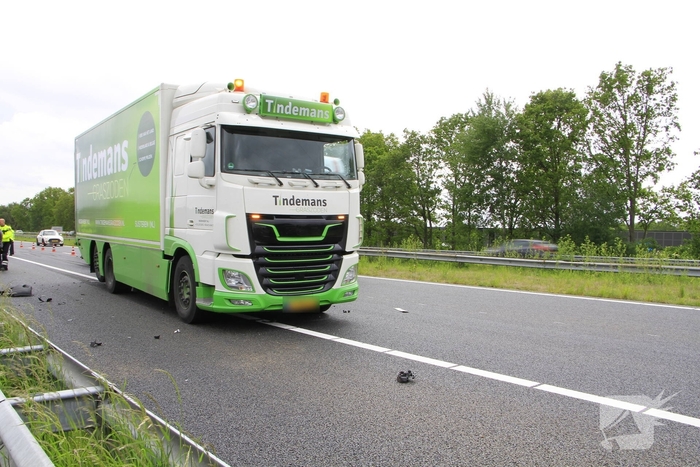Zware aanrijding tussen bestelbus en vrachtwagen