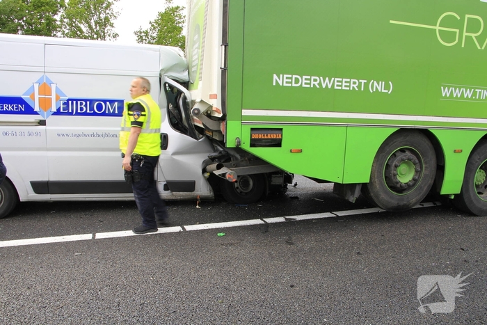 Zware aanrijding tussen bestelbus en vrachtwagen
