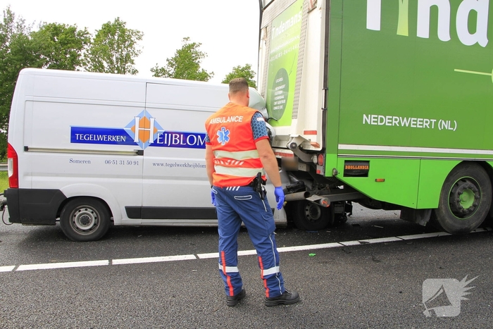 Zware aanrijding tussen bestelbus en vrachtwagen