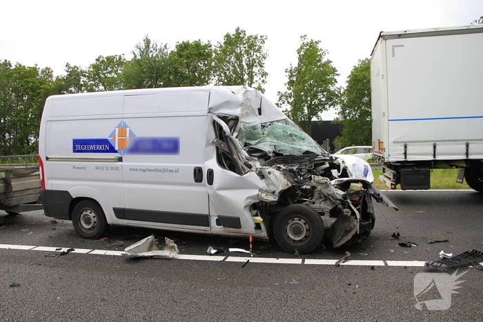 Zware aanrijding tussen bestelbus en vrachtwagen