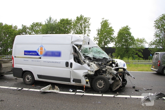Zware aanrijding tussen bestelbus en vrachtwagen