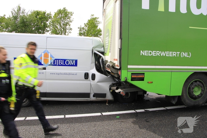 Zware aanrijding tussen bestelbus en vrachtwagen