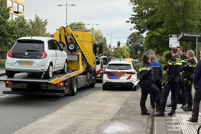 Automobilist botst achterop politieauto