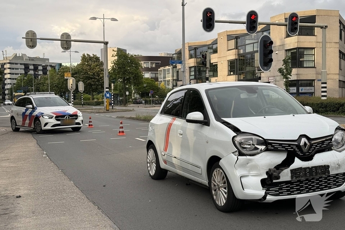Automobilist botst achterop politieauto