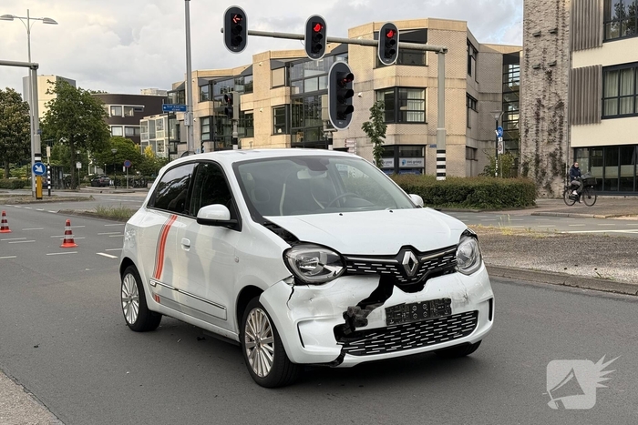 Automobilist botst achterop politieauto