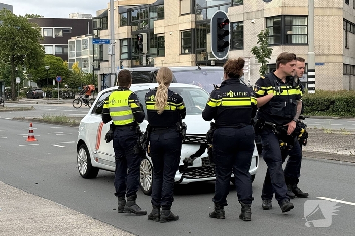 Automobilist botst achterop politieauto