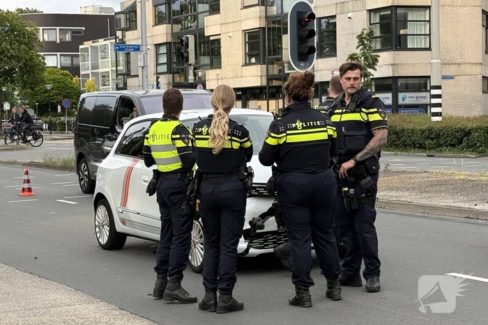 Automobilist botst achterop politieauto