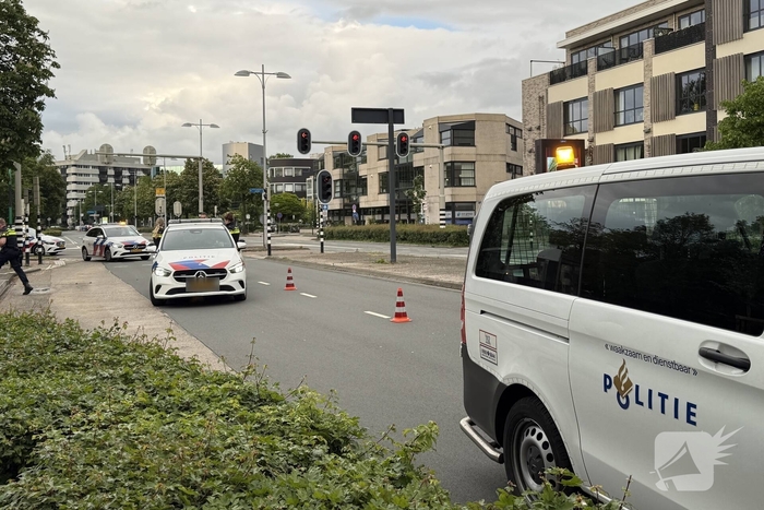 Automobilist botst achterop politieauto