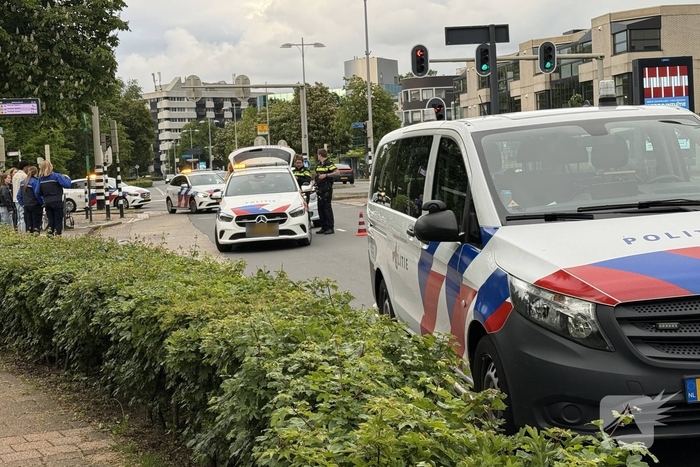 Automobilist botst achterop politieauto