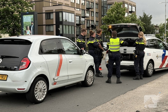 Automobilist botst achterop politieauto