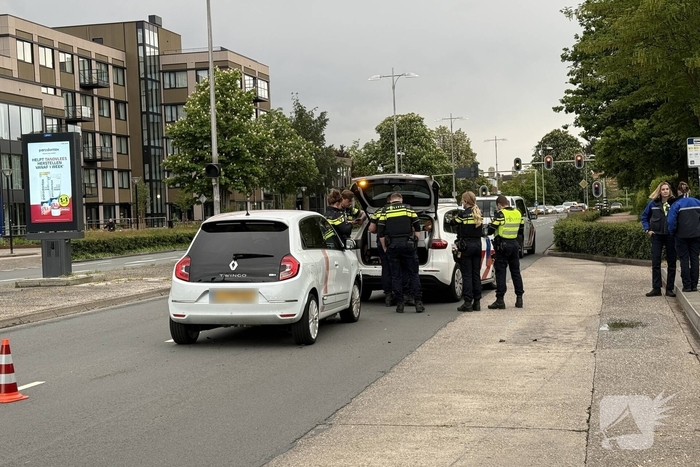 Automobilist botst achterop politieauto