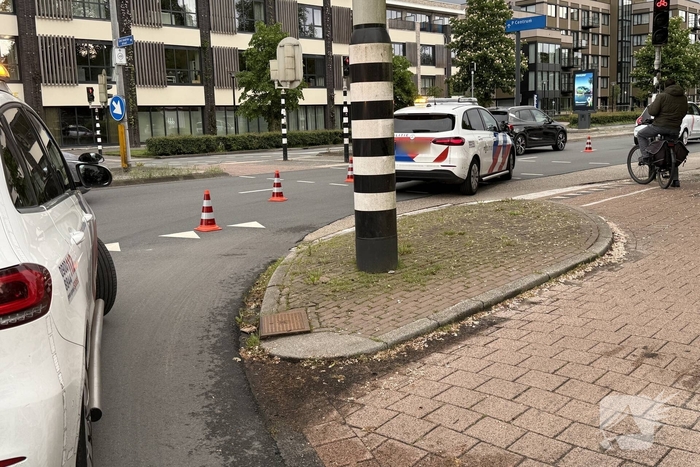 Automobilist botst achterop politieauto