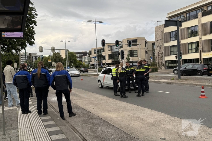 Automobilist botst achterop politieauto