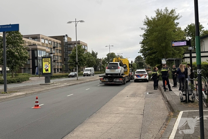 Automobilist botst achterop politieauto
