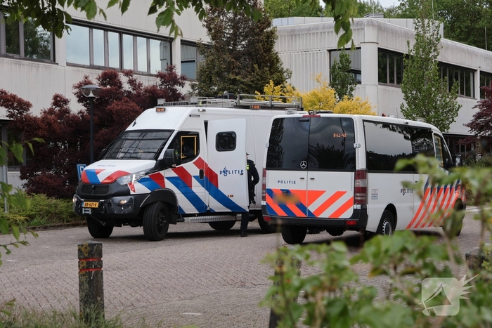 Waterwerper ingezet en veiligheidsrisicogebied na rellen