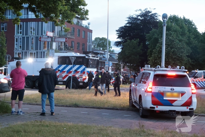 Waterwerper ingezet en veiligheidsrisicogebied na rellen