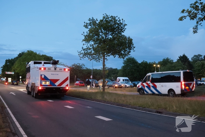 Waterwerper ingezet en veiligheidsrisicogebied na rellen