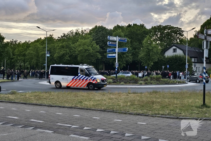 Waterwerper ingezet en veiligheidsrisicogebied na rellen
