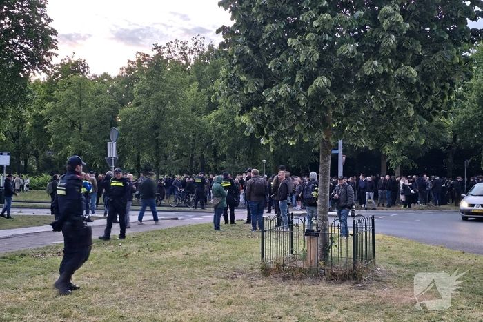 Waterwerper ingezet en veiligheidsrisicogebied na rellen