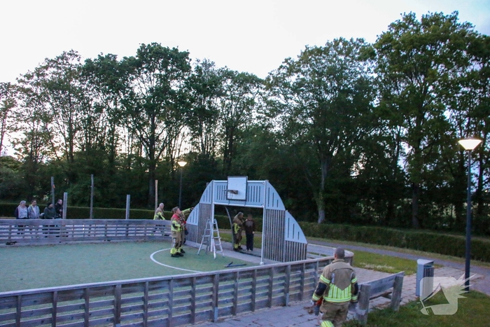 Brandweer bevrijdt kind uit basketbalnet