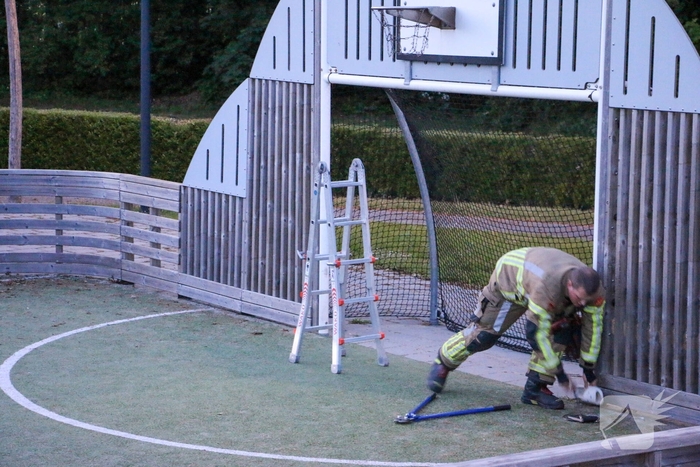 Brandweer bevrijdt kind uit basketbalnet