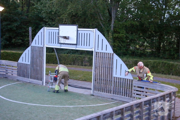 Brandweer bevrijdt kind uit basketbalnet