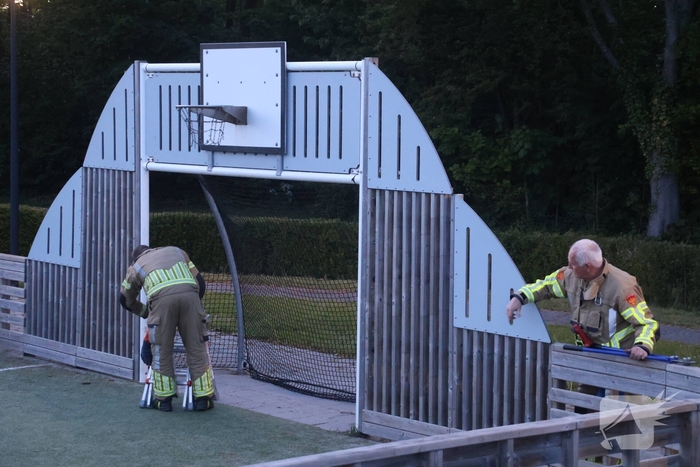 Brandweer bevrijdt kind uit basketbalnet
