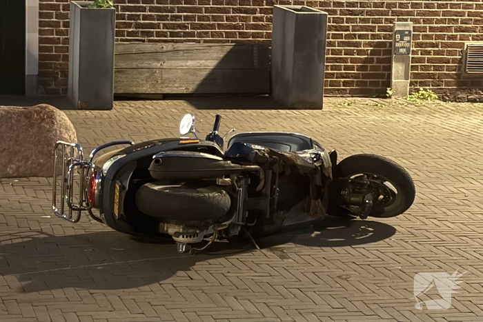 Scooterrijders ten val na botsing