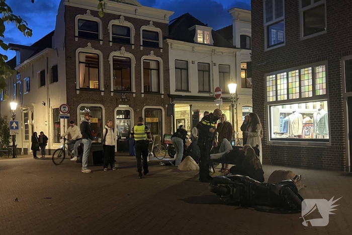 Scooterrijders ten val na botsing