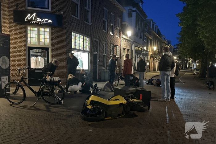 Scooterrijders ten val na botsing