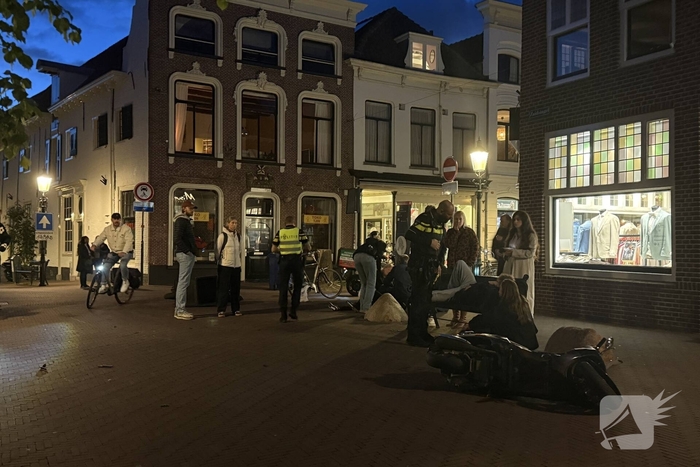 Scooterrijders ten val na botsing