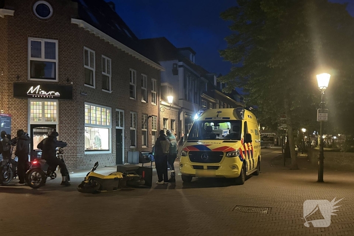 Scooterrijders ten val na botsing