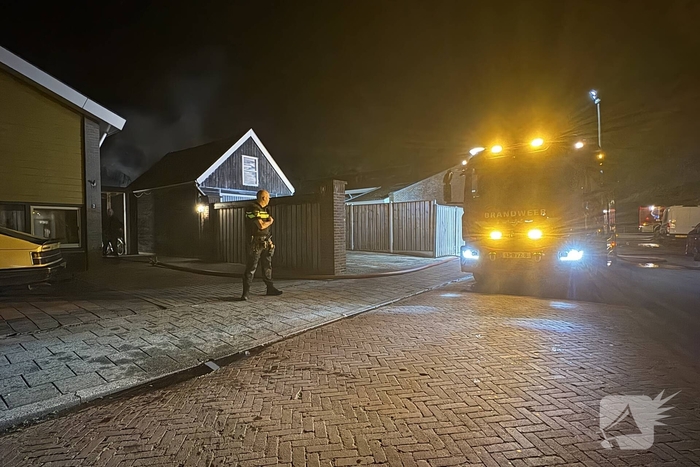 Brand in bijgebouw snel onder controle