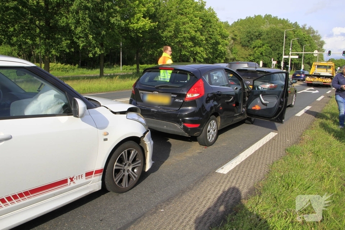 Botsing met drie voertuigen zorgt voor verkeershinder