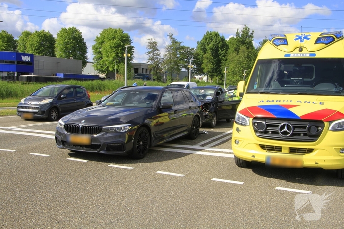 Kopstaartbotsing bij verkeerslichten met kinderen betrokken