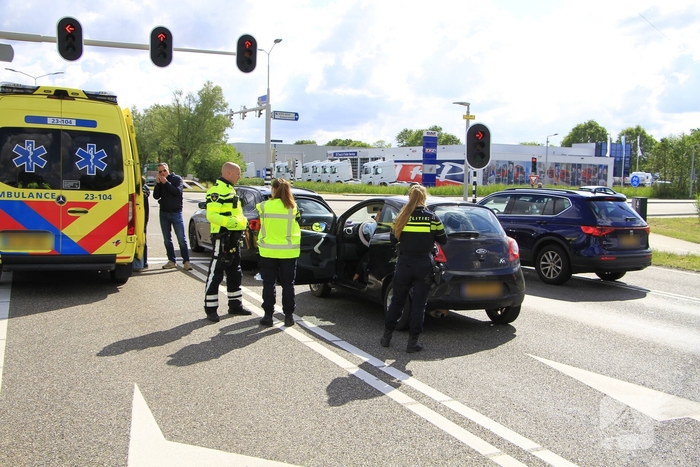 Kopstaartbotsing bij verkeerslichten met kinderen betrokken