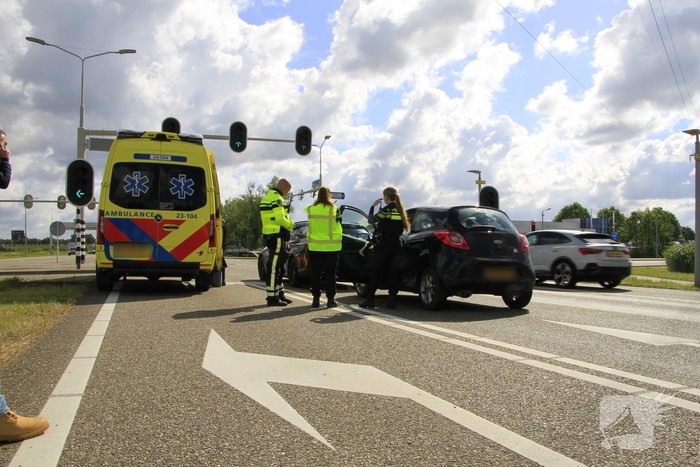 Kopstaartbotsing bij verkeerslichten met kinderen betrokken