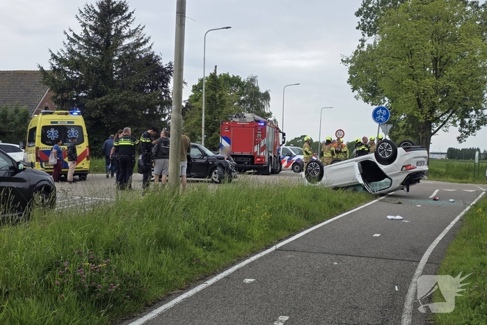 Auto's botsen op elkaar met een voertuig op zijn kop