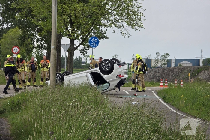 Auto's botsen op elkaar met een voertuig op zijn kop