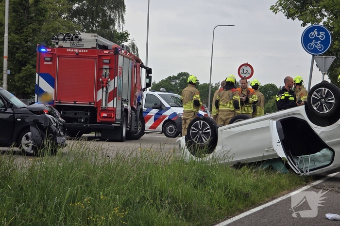 Auto's botsen op elkaar met een voertuig op zijn kop