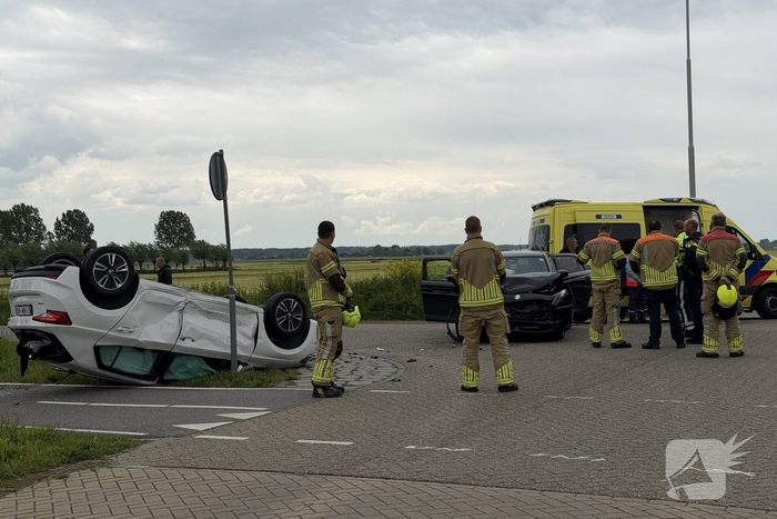 Auto's botsen op elkaar met een voertuig op zijn kop