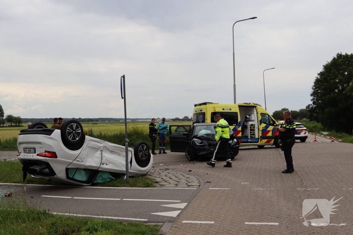 Auto's botsen op elkaar met een voertuig op zijn kop