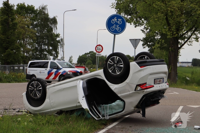 Auto's botsen op elkaar met een voertuig op zijn kop