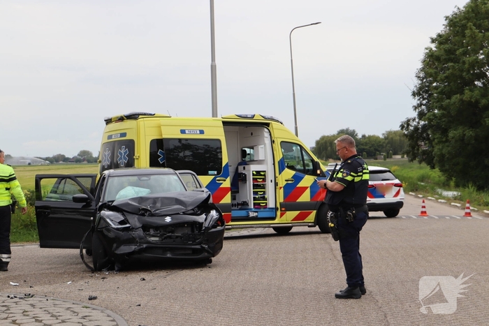 Auto's botsen op elkaar met een voertuig op zijn kop